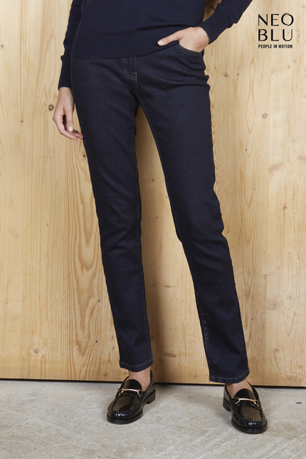 Gaspard Women Denim - 03181ΠΑΝΤΕΛΟΝΙΑ / NEOBLUΓυναικείο stretch παντελόνι σε ίσια γραμμήΣχέδιο και Χαρακτηριστικά:Κλείσιμο με φερμουάρ και κουμπί, θηλύκια για τη ζώνη, πεντάτσεπο σχέδιο με δύο μπροστινές τσέπες και μία εισιτηρίου, καθώς και δύο πίσω τσέπες. Το παντελόνι διαθέτει ματ μεταλλικά κουμπιά και τρουκς. Διατίθεται σε μπλε και μαύρο twill.Εφαρμογή ως Επαγγελματική Ένδυση:Ιδανικό για επαγγελματίες στο τομέα της μόδας ή της φιλοξενίας, προσφέροντας ταυτόχρονα άνεση και κομψότητα.Υλικό και Άνεση:Κατασκευασμένο από 93% βαμβάκι, 5% elastomultiester και 2% ελαστάν, αυτό το παντελόνι προσφέρει εξαιρετική άνεση και ανθεκτικότητα για καθημερινή χρήση.Δυνατότητα Προσαρμογής:Δυνατότητα εκτυπώσεων λογοτύπου ή μηνύματος του πελάτη για προσωποποιημένη επαγγελματική παρουσία.